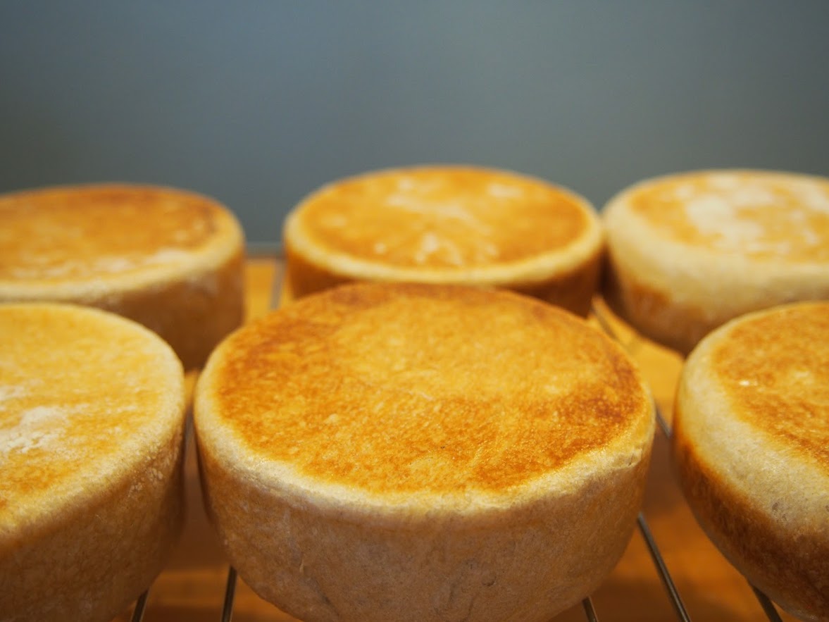 Cottaオリジナルマフィン型でつくる自家製酵母のイングリッシュマフィン 蓋つきの型が便利すぎる まいにちパン